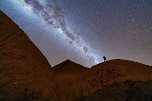 Bilder Datiert 13. Juli 2025: Ein Mann sieht sich den Milchstraße, Teufelswüste, Puna, Salta, Argentinien an.