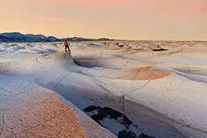 Drucke von Ein Mann betrachtet ein vulkanisches Landschaft, Campo de Piedra Pomez, El Penon, Puna, Catamarca, Argentinien Bilder Datiert 2025 Juni: Ein Mann betrachtet ein vulkanisches Landschaft