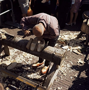 Bilder Datiert 31. Juli 2008: Mann macht Schuhe für die Beine