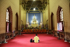 Buddhist Monks In Thailand Drucke: Man and monks praying