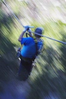 Mann glidet auf einer Seilbahn herunter in Stürmen am Fluss Storms Rivier im Osten des Kap der Guten Hoffnung Südafrika Afrika