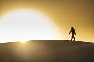 Mensch im Hintergrund beim Gehen auf einer Sanddüne im Tenere-Dschungel Nigers Westafrika Afrika