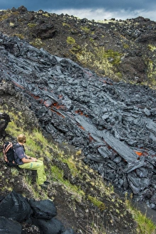 Tolbachik Volcano Drucke: Man watching an active lava stream, Tolbachik volcano, Kamchatka, Russia, Eurasia