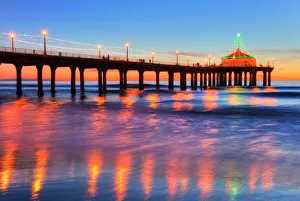 Drucke von Manhattan Beach Pier bei Sonnenuntergang, fertiggestellt 1920, Roundhouse Marine Studies Lab und Aquarium (oktogonales Gebäude, Ende der Pier), Manhattan Beach, Kalifornien Kalifornien Drucke: Der Pier von Manhattan Beach bei Sonnenuntergang