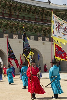 Changing Of The Guard Ceremony Drucke: Marching with flags at Gwanghwamun gate, colourful Changing of the Guard Ceremony