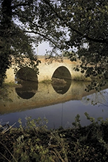 Drucke von Mittelalterlicher Brücke über den Fluss Arrow in Alcester im Landkreis Warwickshire in der Region des Mittelmeerraums Großbritannien Vereinigtes Königreich Europa Alcester Drucke: Mittelalterlicher Brücke über den Fluss Arrow in der Stadt Alcester im County von Warwickshire und Mittelengland