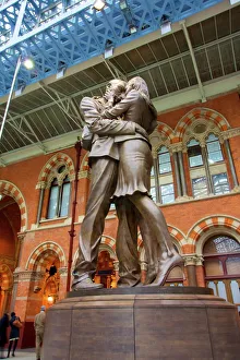 Drucke von Die Treffpunktbronze-Statue in der Nähe des Bahnhofs St. Pancras im Stadtteil London in Großbritannien (Vereinigtes Königreich) Europäischer Teil Verwandte Bilder Drucke: Der Treffpunktbronzebüste im Bahnhof St