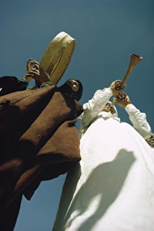 Zwei Männer spielen Musikinstrumente, El Golea, Algerien, Nordafrika, Afrika.