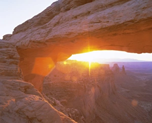 Travel Destinations North America Drucke: Mesa Arch at sunrise