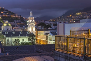 Kathedrale der Metropolregion am Abend in unabhängiger Plaza im Welterbe von UNESCO in Kolumbien und Provinz Pichincha auf dem Land Südamerika