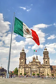 Kathedrale Drucke: Die mexikanische Flagge, Platz der Verfassung (Zócalo), Kathedrale im Hintergrund