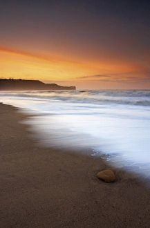 UK Ocean Views Drucke: A midsummer evening on the beach at Sandsend, North Yorkshire Coast, Yorkshire