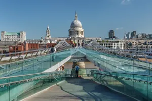Millennium Bridge London Drucke: Millenium Bridge and St Paul's Cathedral, London, England