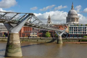 Millennium-Brücke und St Paul's Cathedral, London, England