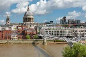 River Thames Cityscape Drucke: Millenium Bridge and St Paul's Cathedral, London, England