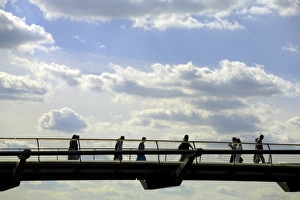London Cityscape Views Drucke: The Millennium Bridge across the River Thames, London, England, United Kingdom, Europe