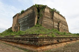 Burma Architecture Drucke: The Mingun temple, along the Irrawaddy river