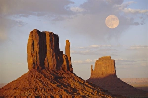 Arizona Tourism Attractions Drucke: Mitten Butte Rocks