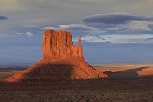 Utah Desert Scene Drucke: One of the Mittens at dusk casts a long shadow