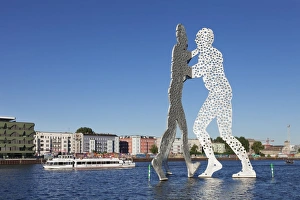 Molecule Man Sculpture Drucke: Molecule Man by Jonathan Borofsky, excursion boat at Spree River, Treptow, Berlin