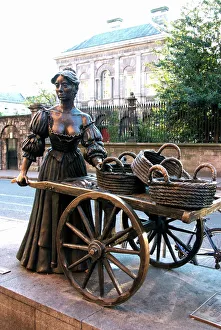 Die Statue von Molly Malone auf der Grafton Street in Dublin im Irland Republik Europa