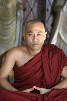 Southeast Asian Buddhist Temples Drucke: Monk, Dharmikarama Burmese temple, Penang, Malaysia, Southeast Asia, Asia