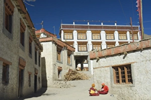 Lamayuru Monastery Drucke: Monks at Lamayuru gompa (monastery)