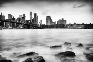 Brücke von Brooklyn und Skyline des unteren Manhattans aus Sicht in Peabody Beach, New Yorker Stadt