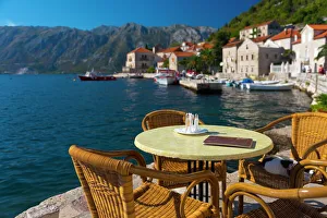 Drucke von Montenegro, Bucht von Kotor, Perast, Seestegcafe Montenegro Drucke: Montenegro, Bucht von Kotor, Perast am Uferkai