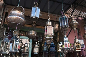 North African Crafts Drucke: Moroccan lanterns, Medina Souk, Marrakech, Morocco, North Africa, Africa