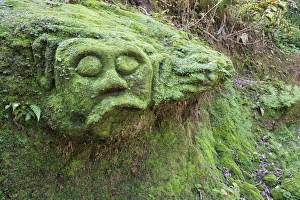 Moos bedeckte Skulpturen im Wald des Komplexes der Göa-Gajah-Elefantenhöhle in Bali Indien Südostasien Asien