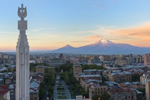 Monte Ararat und Yerewan aus dem Cascade betrachtet am Sonnenaufgang in Yereuan im Armenien zentraler Asien