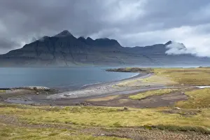 Iceland Travel Destinations Drucke: Mount Bulandstindur, 1069m, pyramid shaped stack of basaltic strata, in Berufjordur