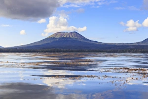 Blick auf Mount Edgecumbe, ausgestorbener Vulkan von Kruzof-Inseln in der Sicht vom Sitkaufer See