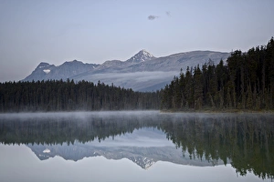 Der Mount Edith Cavell spiegelt sich im Leach Lake wider. Jasper Nationalpark ist ein Weltkulturerbe der UNESCO. Es befindet sich in Alberta Kanada Nordamerika