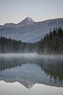 Jasper National Park Scenic View Drucke: Mount Edith Cavell reflected in Leach Lake