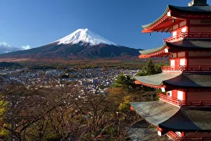 Tempel Drucke: Fuji mit Schnee bedeckt und die oberen Ebenen eines Tempels