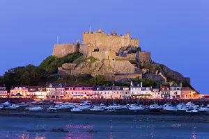 Drucke von Schloss Mount Orgueil wird bei Sonnenuntergang beleuchtet und ragt über der Grouville-Bay im Gorey auf den Kanalinseln. Vereinigtes Königreich Europa Verwandte Bilder Drucke: Schloss Mount Orgueil, beleuchtet bei Dämmerung über dem Grouville-Bay im Gorey