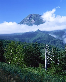 Asian Nature Scenery Drucke: Mount Rauso-dake with low cloud