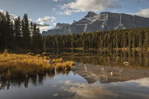 Rundelgipfel spiegelt sich im Johnsonsee wider, im Banff-Nationalpark, UNESCO-Welterbe