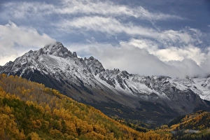Berg Sneffels mit einer Schicht Schnee im Herbst. Uncompahgre-Nationalpark. Bundesstaat Colorado Vereinigte Staaten Nordamerika