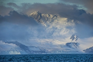Berg durchdringt die Wolken, Insel Elephant Island im Südlichen Schottischen Halbinsel in Antarktika