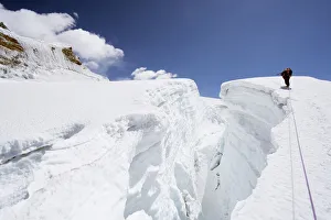 Drucke von Gebirgsführer über eine Kluft im Gletscher von Island Peak (6189 m), Südundermannschaft der Ewerygipfelgruppe in Solu-Khumbu-Region des Everest-Gebiets innerhalb des Sagarmatha-Nationalparks Bilder Datiert 2010 April: Gebirgsführer überquert eine Fissur in der Gipfelregion von Island Peak (6189 m)