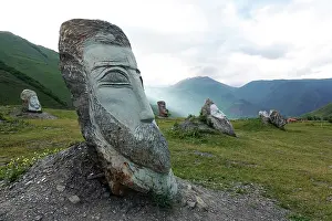 Bilder Datiert 4. Juli 2025: Berglandschaft mit Steinring, Oberes Khevsureti-Gebiet, Georgien.