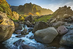 Mountain Stream Photography Drucke: Mountain stream flows from the NaPali Cliffs in the background, Hawaii