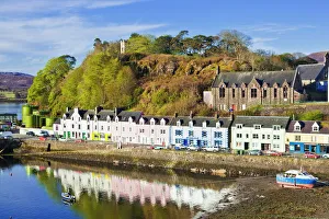 UK Travel Destination Drucke: Multi-coloured houses with reflections in Portree harbour