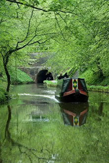 Enge Boot fährt auf dem Llangollen Kanal durch England im Vereinigten Königreich in Europa
