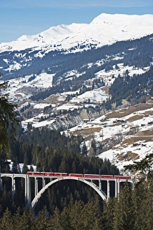 Viadukte Drucke: Schmalspurbahn mit dem Langwieser Brücke im Arosabergresort in Graubünden in den Schweizer Alpen der Schweiz und Europa