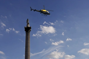 Polizei Drucke: Nelsons Säule und Polizeihubschrauber in London im Vereinigten Königreich in Europa