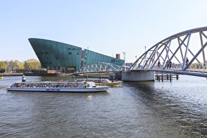 Modern Architecture In Holland Drucke: NEMO, science and technology museum, Eastern Docks, Amsterdam, Netherlands, Europe
